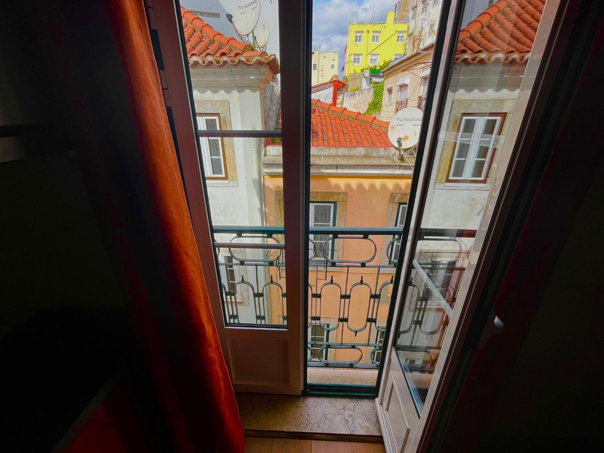 2 Bedroom, 2 Bathroom Apartment - Travessa Da Madalena 리스본 외부 사진